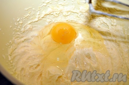 Затем по очереди добавлять яйца, каждый раз хорошо взбивая.