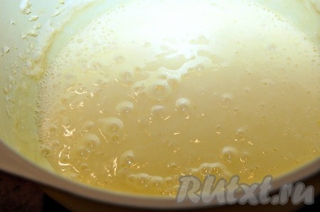 В хорошо взбитую яично-масляную массу вылить лимонное молоко и взбить всю массу.