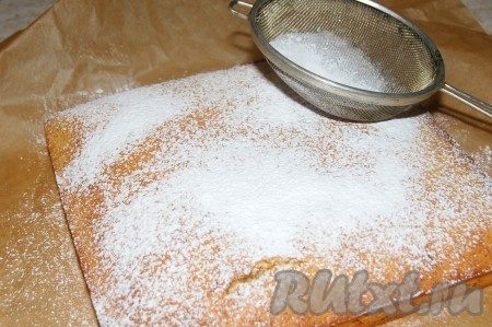 Когда пирог остынет, посыпать его сахарной пудрой.