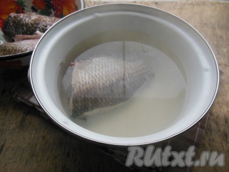 Вскипятите воду, положите тушку карася в кипяток (рыба должна быть полностью в воде), примерно, на 3-4 минуты. 