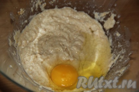 В хлебную массу добавить яйцо и еще раз перемешать.
