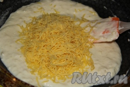 Перемешать, сыр расплавится. На мелкой тёрке натереть сыр твёрдых сортов, добавить в сковороду, перемешать получившийся соус.
