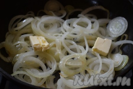 В сковороде разогреем растительное масло, добавим к нему лук. Поверх лука выкладываем кусочки сливочного масла.  
