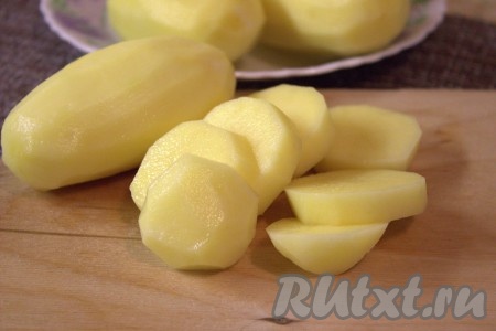 Картофель вымыть, очистить и нарезать кружочками толщиной 1-1,5 сантиметра (лучше использовать картофель одинакового размера).