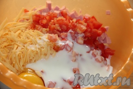 К помидору сыру и колбасе влить кефир, добавить яйцо, соль и соду.

