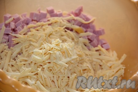 Сыр натереть на тёрке и добавить к колбасе. 