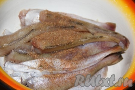 Посолить рыбку по вкусу, можно добавить специи для рыбы.

