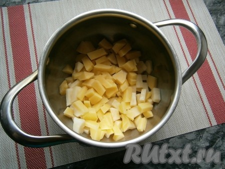 Очистить картофель, морковку, чеснок, свеклу, лук, вымыть. Нарезать картошку небольшими кубиками, поместить в кастрюлю.
