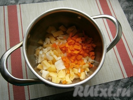 Сюда же добавить нарезанную маленькими кубиками морковь и также нарезанный репчатый лук.
