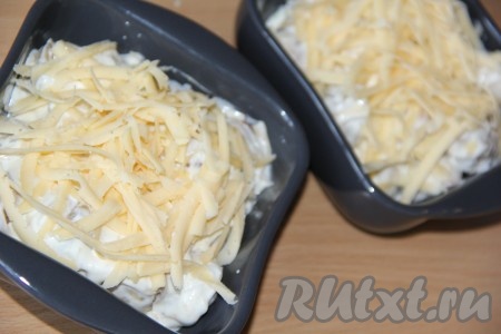 Посыпать верх пельменей оставшимся сыром и поставить в горячую духовку.
