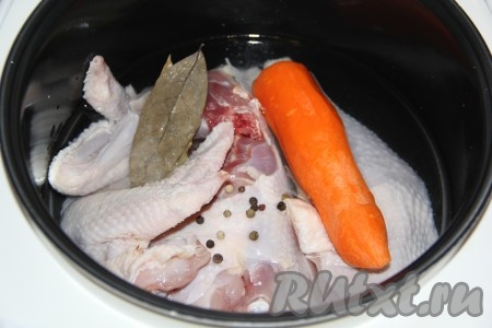 Я варила курицу в мультиварке (можно, конечно, варить и в кастрюле). Курицу вымыть, нарезать на крупные кусочки. Если готовите в мультиварке, тогда выложите нарезанную домашнюю курицу в чашу мультиварки, добавьте перец горошком, очищенную морковь и лавровый лист, залейте 1 литром воды и, закрыв крышку мультиварки, установите на 2 часа режим 