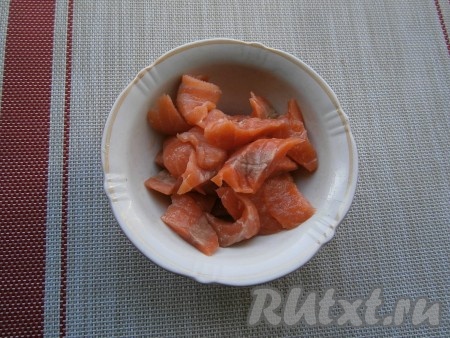 Филе сёмги (если рыба заморожена, заранее разморозьте её) нарезать на небольшие кусочки. 