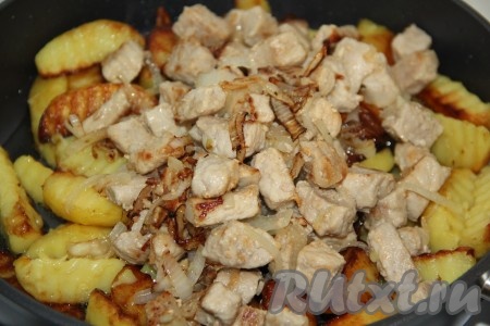 Выложить мясо в сковороду к картофелю.
