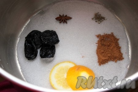 Соединить сахар, корицу, анис, бадьян, добавить лимон и чернослив.
