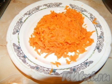 Вареную морковь чистим и трем на крупной терке.
