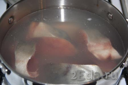 Выложить куски рыбы в кастрюлю и залить 2 литрами холодной воды. Поставить кастрюлю на огонь.