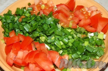 Нарезать свежие сочные помидоры и зелёный лук.

