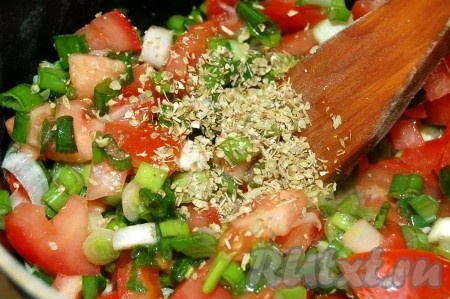 Добавить к помидорам и зелёному луку сухой тимьян (или другой набор сушёных трав).
