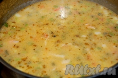 Когда картошка сварится, в суп с лососем выложить со сковороды смесь овощей и плавленного сыра, добавить соль и чёрный молотый перец. Дать закипеть финскому супу и снять с огня.
