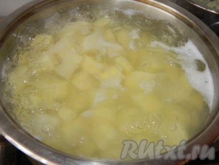 Картофель варим в подсоленной воде до готовности.