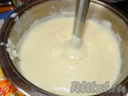 Когда картофель сварился, сливаем воду и делаем из него пюре (мне больше нравится блендером), добавляем теплое молоко, сырое яйцо, сливочное масло и соль.