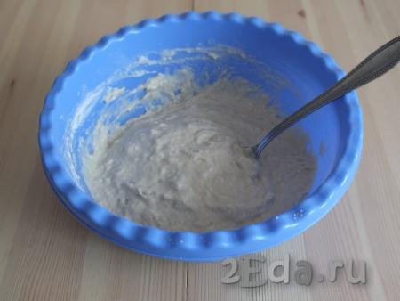 Добавьте 2 стакана муки и перемешайте ложкой. Тесто получится густым, напоминающим тесто для оладий.