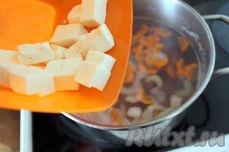 Затем добавьте в суп с морепродуктами порезанный плавленный сыр и варите ещё около пяти минут.
