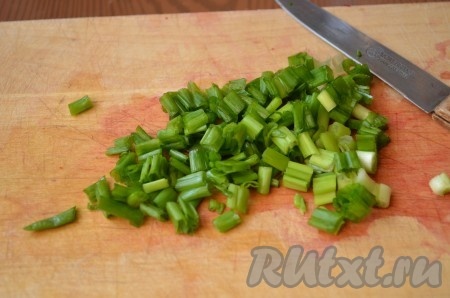 Порезать зеленый лук.