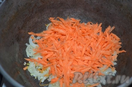 Морковь натереть на крупной терке, добавить к луку. Тушить 5 минут.