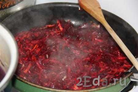 Тушить овощи в сковороде в течение 7 минут, можно добавить немного бульона из кастрюли, иногда помешивая.