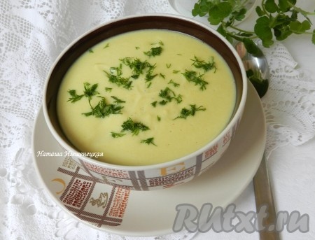 Готовое блюдо посыпать мелко нарезанной свежей зеленью. Вкусный, лёгкий, ароматный суп-пюре из кабачков с плавленным сыром можно подавать к столу. 