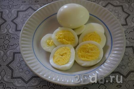 В отдельной кастрюле сварим 2 яйца вкрутую, для этого в холодную воду опускаем яйца и варим их с момента закипания 10 минут. Затем помещаем яйца в холодную воду и очищаем их от скорлупы. Нарезаем яйца на кружочки (можно нарезать на дольки или кубики - здесь всё зависти от вашего вкуса).