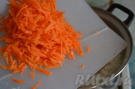 Морковь натереть на крупной терке, добавить в куриный суп, варить 2-3 минуты. 