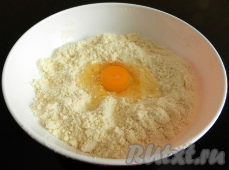 Добавить одно яйцо и замесить тесто. Тесто должно собраться в ком. Если одного яйца будет недостаточно, можно добавить 1 столовую ложку холодной воды.
