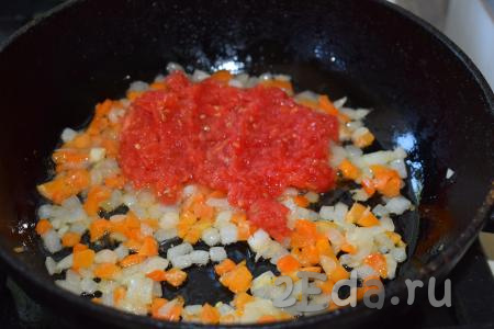 Обжариваем перец с луком на медленном огне, помешивая, до прозрачности (примерно, 7-8 минут). Натираем помидоры на тёрке, стараясь, чтобы кожица оставалась в руке и добавляем помидоры в сковороду к овощам.