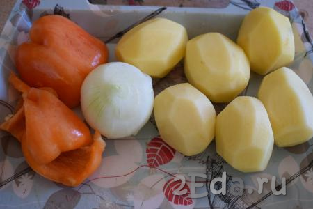 Пока варится бульон, чистим от кожицы картофель и лук. Болгарский перец очищаем от семян и плодоножки.