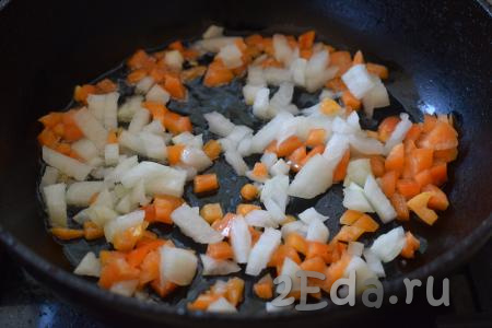 Разогреваем сковороду, вливаем растительное масло, выкладываем нарезанные болгарский перец и лук.