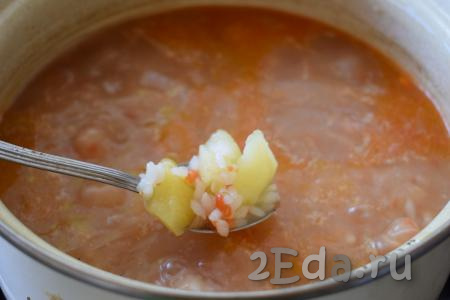 Когда картофель и рис будут готовы, выкладываем в суп овощи, обжаренные с помидорами, даём закипеть, затем уменьшаем огонь и варим 2-3 минуты (за это время обжаренные овощи отдадут супчику весь вкус и аромат).
