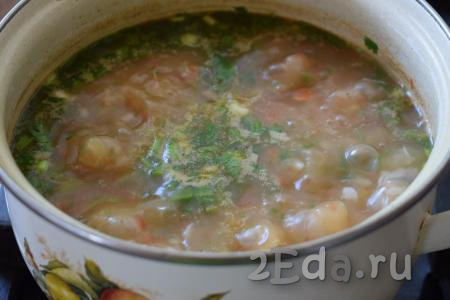 Кладём укроп, кинзу, зелёный лук и острый перец в рисовый суп с помидорами и выключаем огонь.