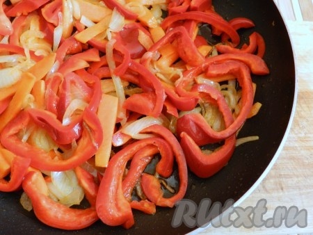 Обжарить на растительном масле сначала лук и морковь, затем добавить перец, немного обжарить все вместе.
