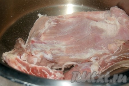 Положить мясо в кастрюлю, залить холодной водой, довести до кипения, снять пенку и варить 1,5 часа.