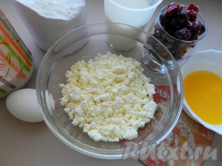 Ингредиенты для приготовления пирога из творожного теста с вишней