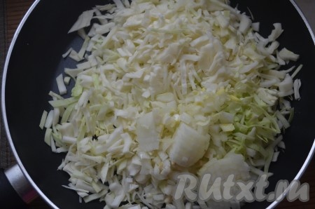 Капусту и лук мелко нарезать, сложить в сковороду, добавить 50-70 мл воды, потушить овощи 5-7 минут на среднем огне.
По желанию Вы можете обжарить капусту и лук на растительном масле. 