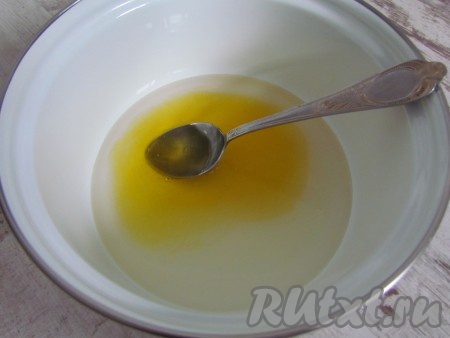 В теплой кипяченой воде растворить сахар, добавить мед и хорошо перемешать.