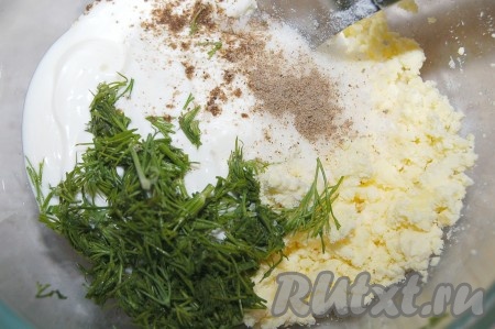 Для соуса поместить с миску сметану, мелко нарезанный укроп, измельченный вилкой желток, соль, перец