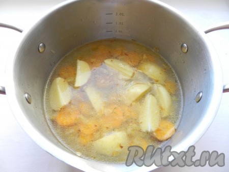 Влить немного воды, только чтобы покрыть овощи, довести до кипения, посолить и варить на медленном огне почти до готовности картофеля.