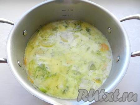 Затем влить в кастрюлю молоко. Чтобы молоко не свернулось, его следует подогреть до горячего и после этого добавить в овощной суп. Довести вкусный, сытный суп, приготовленный без мяса, до кипения и сразу убрать с огня. 