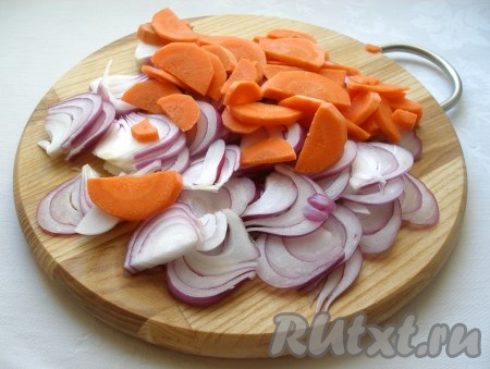 Нарезать лук и морковь.