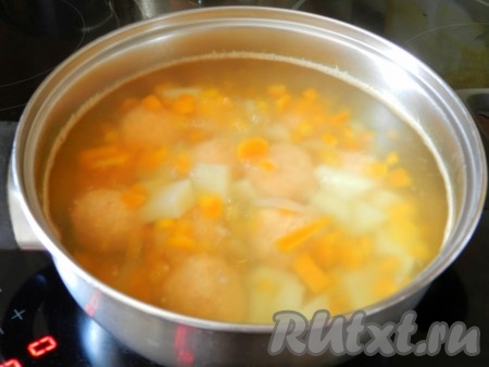 Затем добавить в суп картофель. Когда сварится картофель, вынуть из кастрюли вареный лук и добавить в суп рыбные фрикадельки. 