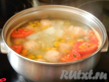 После того как рыбные фрикадельки всплывут, добавить в суп крупно нарезанный помидор, зелень и варить суп еще 7-8 минут. Когда помидор станет мягким, размять его прямо в супе, кожицу выкинуть. 